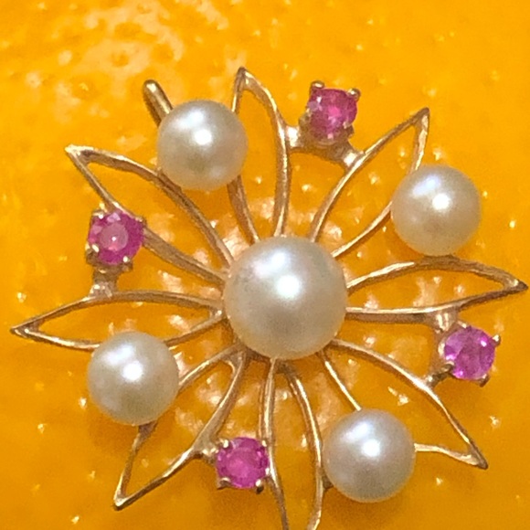 Unique Vintage Jewelry - 14kt yellow gold brooch with ruby and pearl brooch